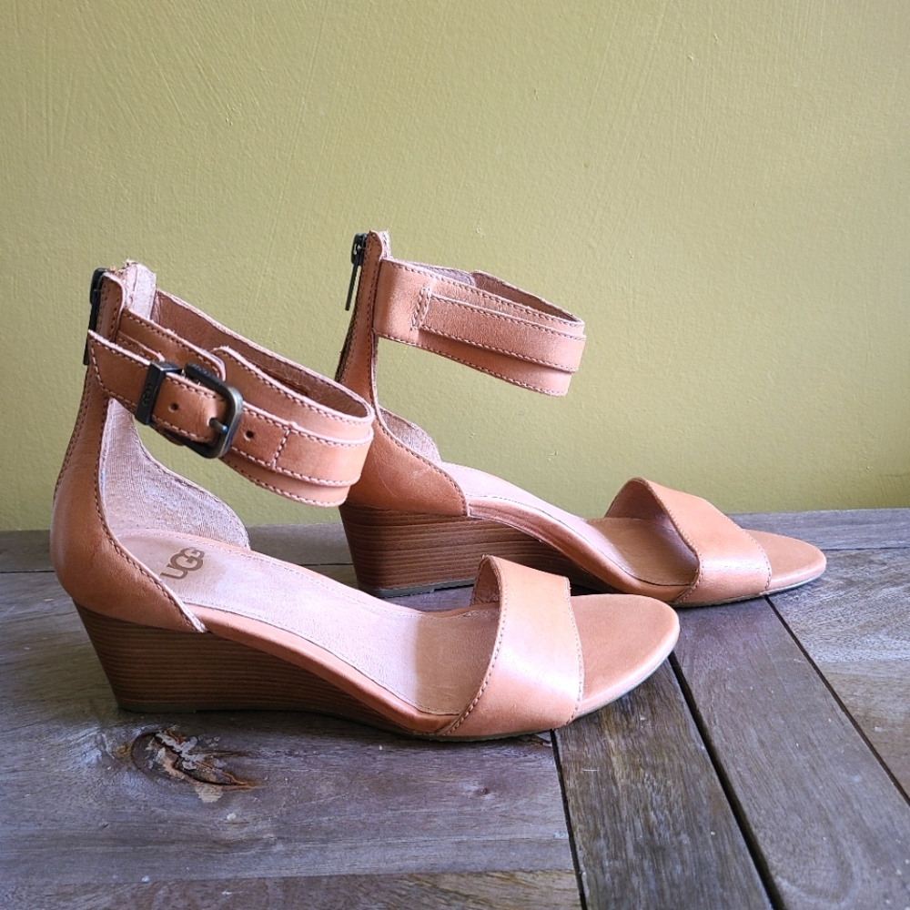 UGG Australia Wedge Sandal Size 5.5 Tan / Beige